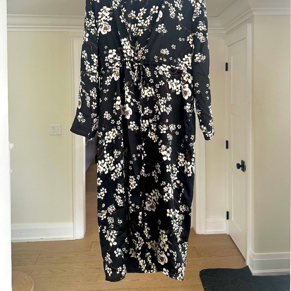 R.-YA Kimono-style Long Sleeve Duster. Gorgeous White Floral Print on Black. OS. - Picture 2 of 7